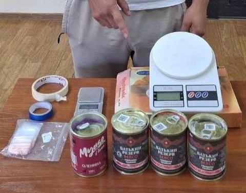 В Чирчике задержан 17-летний школьник с посылкой из России, в которой нашли 852,2 грамма гашиша