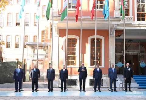 Дар бинои нави котиботи Шӯрои туркӣ парчамҳо бардошта шуданд