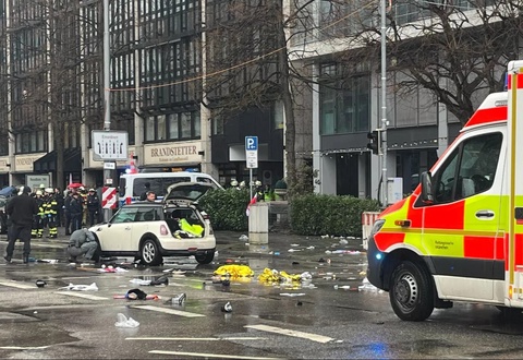 Шумораи осебдидагон дар натиҷаи бархӯрдани мошин ба издиҳом дар Мюнхен ба 36 расид