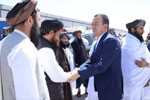 Афғонистон ба Ӯзбекистон дар 16 мошини боркаш мармари сафеди Ҳиротиро барои сохтмони маҷмааи Имом Бухорӣ супурд