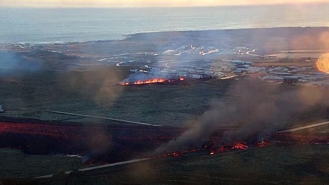После серии землетрясений в Исландии началось извержение вулкана
