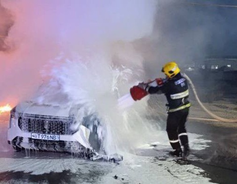 Toshkentda elektromobil yonib ketdi