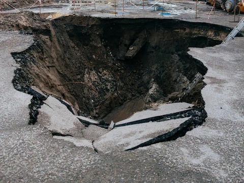 Шанхайда метро қурилиши пайтида чорраҳада ўпирилиш юз берди