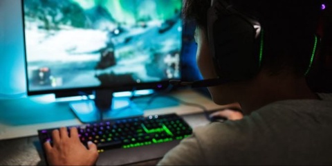 Uzluksiz 4 kun kompyuter o‘yinlarini o‘ynagan bola vafot etdi