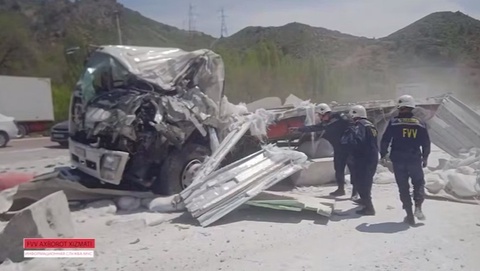 YTH oqibatida yuk mashina kabinasida qisilib qolgan haydovchi qutqarildi