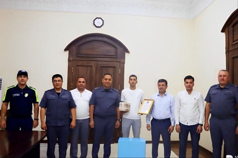 Баланы иттердің шабуылынан аман алып қалған жүргізуші марапатталды