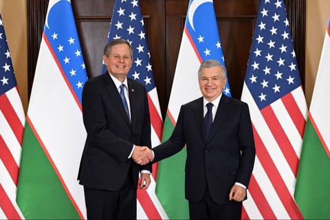 Президенти Ӯзбекистон сенатори ИМА-ро қабул кард