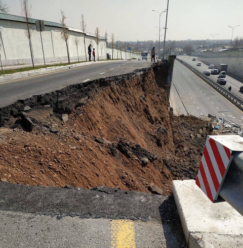 В районе Луначарского шоссе в Ташкенте произошло частичное обрушение подпорной стены на новом тоннельном проезде