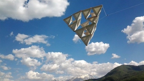 В горах Чимгана начался сезон запуска воздушных змеев