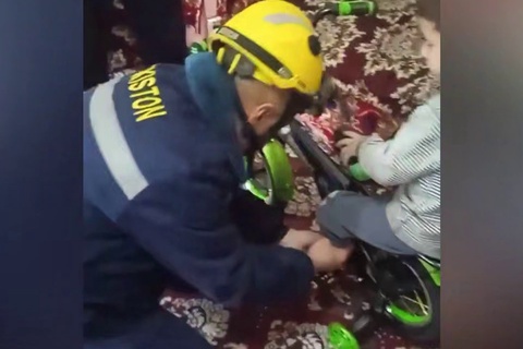 Сурхондарёда велосипед орасига оёғи қисилиб қолган болакайга ёрдам кўрсатилди