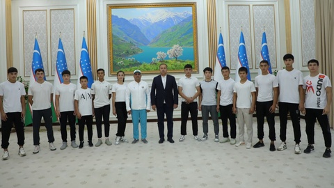 Navoiy viloyati hokimi sportchilarni taqdirladi