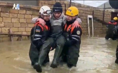 Ozarbayjonda suv toshqini: 118 kishi, jumladan, 25 bola evakuatsiya qilindi