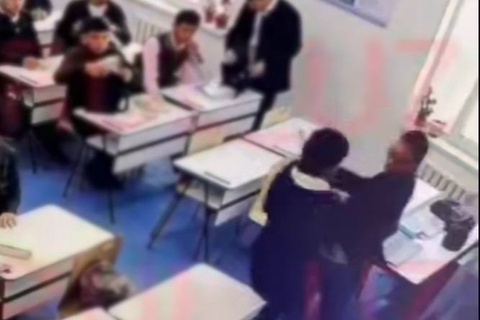 Navoiyda maktab direktori oʻquvchilarni kaltakladi