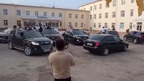 Хоразмда тўй кортежи мактаб ҳудудида ҳаракатланди