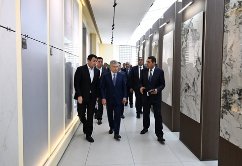 Президентимиз Қувасойдаги керамогранит плита ишлаб чиқарувчи корхона фаолияти билан танишди