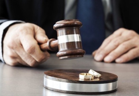 Rossiyada deputat nikoh uchun to'lov, ajrashish uchun jarima joriy etishni taklif qildi