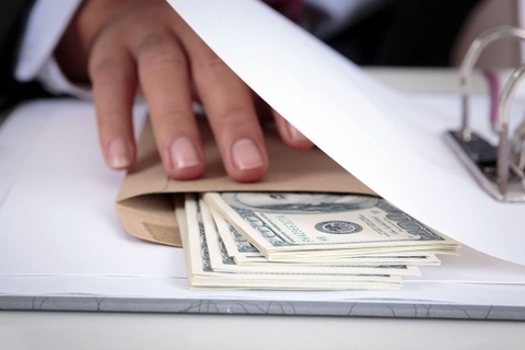 Surxondaryoda sudyaga pora taklif qilgan advokat ushlandi