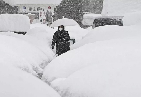 Yaponiyada kuchli qor yog'ishi oqibatida 35 kishi hayotdan ko'z yumdi