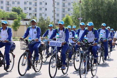 Фарғоналик бир гуруҳ нуроний отахонлар велосипедда Сурхондарё вилоятига йўл олди