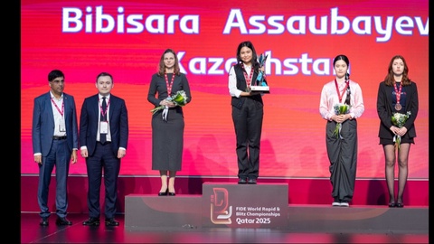 Магнус Карлсен и Бибисара Асаубаева стали чемпионами мира в блице