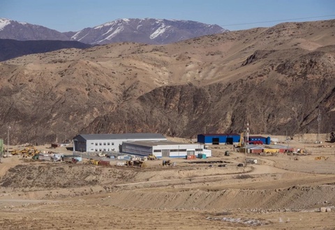 На месторождении "Джеруй" в Кыргызстане произошел обвал горной массы, один человек погиб