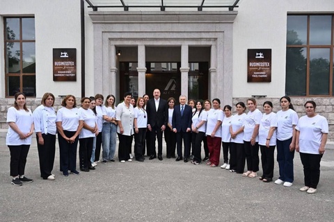 Өзбекстан мен Әзербайжан Президенттері тігін фабрикасының жұмысымен танысты