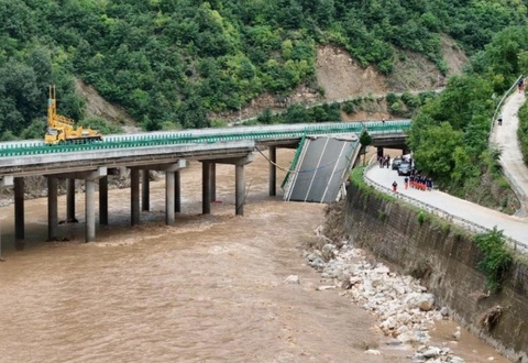 В Китае после обрушения моста погибли два человека