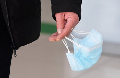 Ұлттық гвардия қызметкерлері енді медициналық бетперде кимеген азаматтарға бетперде ұсынады