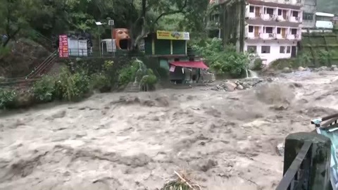 Hindiston shimolidagi suv toshqini va ko'chki oqibatida kamida 17 kishi halok bo'ldi