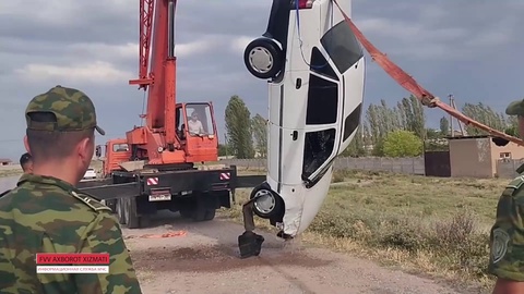 Ўрта Чирчиқ туманида каналга тушиб кетган автомобиль сувдан олиб чиқилди