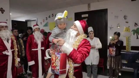 Qutqaruvchi qorbobolar bolajonlarga quvonch ulashmoqda