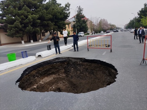 Andijonda yo‘lning bir qismi o‘pirilib tushdi