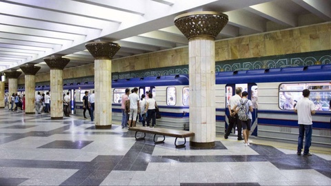How many passengers does the Tashkent Metro transport on average in one day?