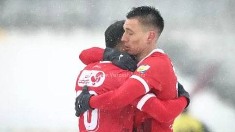 Игор Сергеев пас аз голи дебютӣ дар Эрон Остон Уруновро ба оғӯш гирифт