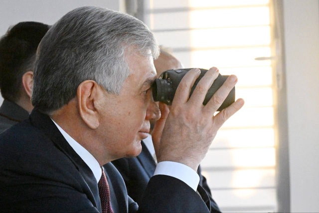 Prezident Shavkat Mirziyoyev Mudofaa vazirligi qoʻshinlarining kompleks harbiy mashqlarini kuzatdi